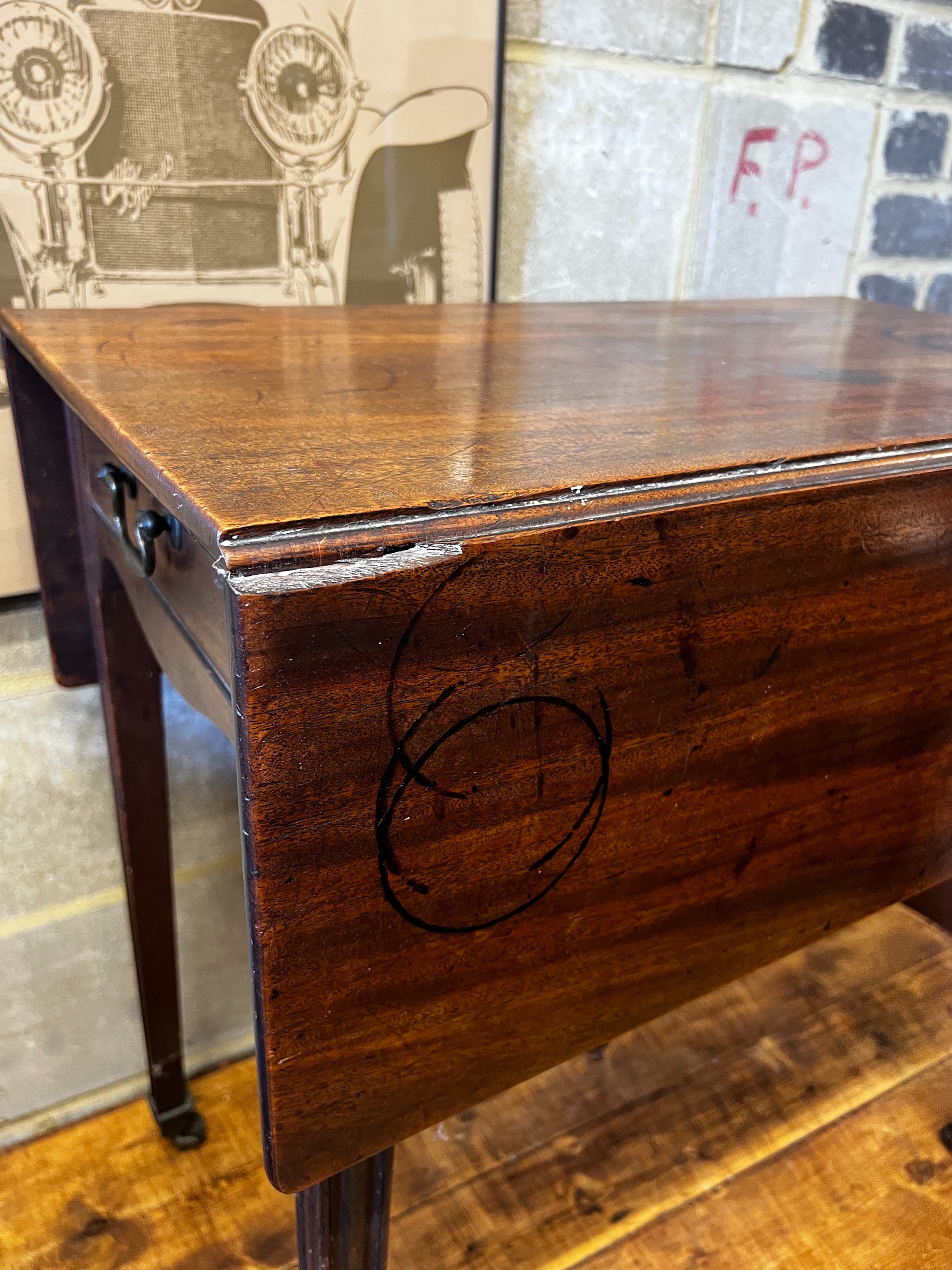 A George III mahogany Pembroke table, width 71cm, depth 43cm, height 72cm